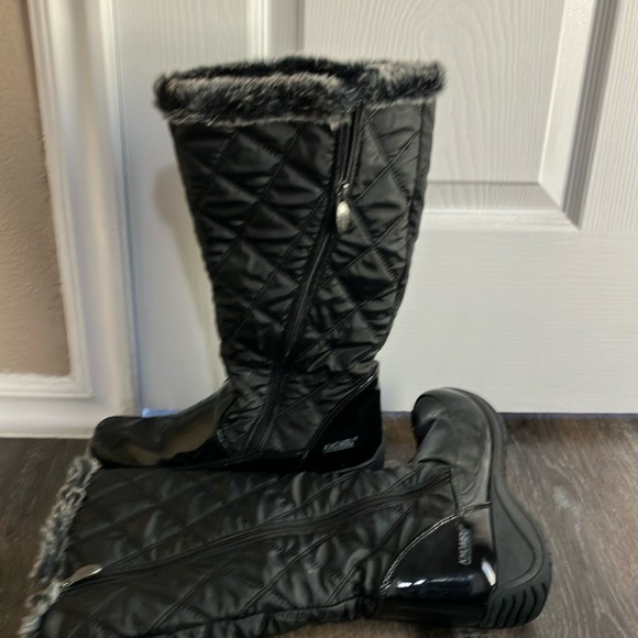 Winter boots. Size 9, black with black and grey faux fur lining - Picture 1 of 7